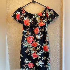 Off the shoulder size small dress in a beautiful 🌸 print!